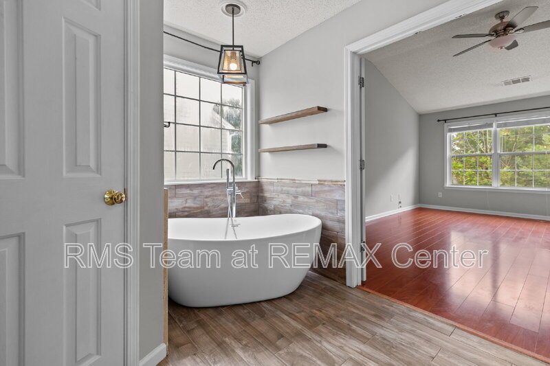 Gorgeous 5 Bedroom, 3.5 Bathroom Home in Duluth! property image
