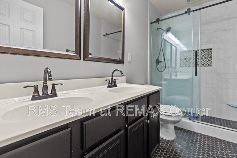 Gorgeous 5 Bedroom, 3.5 Bathroom Home in Duluth! property image