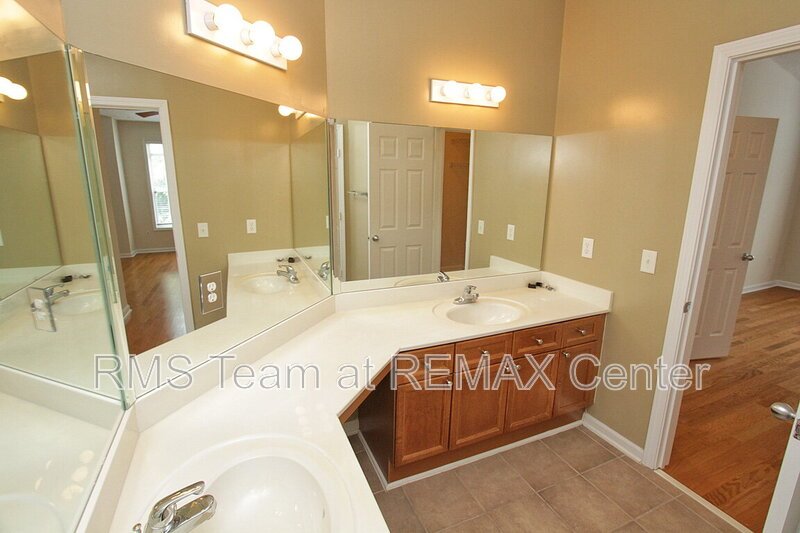 Gorgeous 2BR/2BA condo in gated community property image