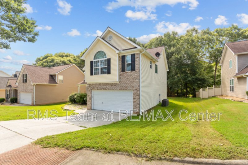 Charming 4BR Home in Cul-de-Sac Near Shopping & Dining property image