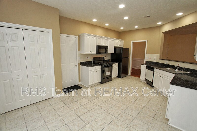Gorgeous 3 BR/2.5 BA Traditional in Lilburn Swim/Tennis Community! property image