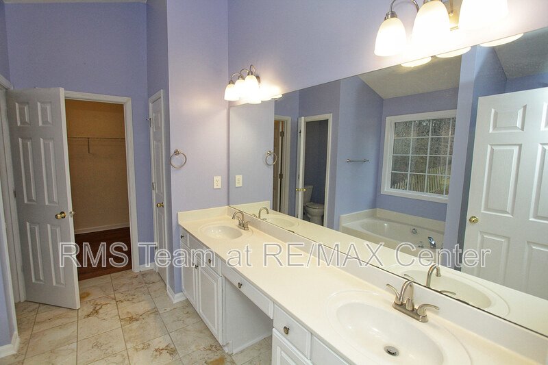 Gorgeous 3 BR/2.5 BA Traditional in Lilburn Swim/Tennis Community! property image