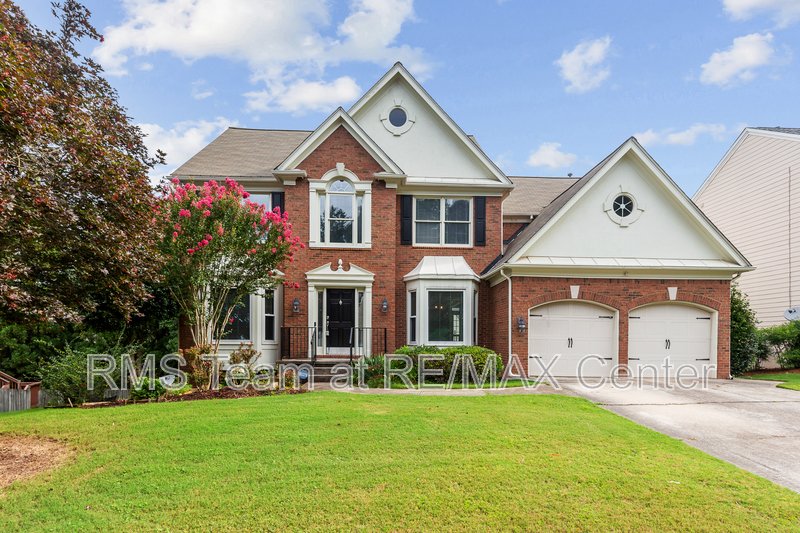 STUNNING 5 BR/3.5 BA Traditional in Dunwoody! property image