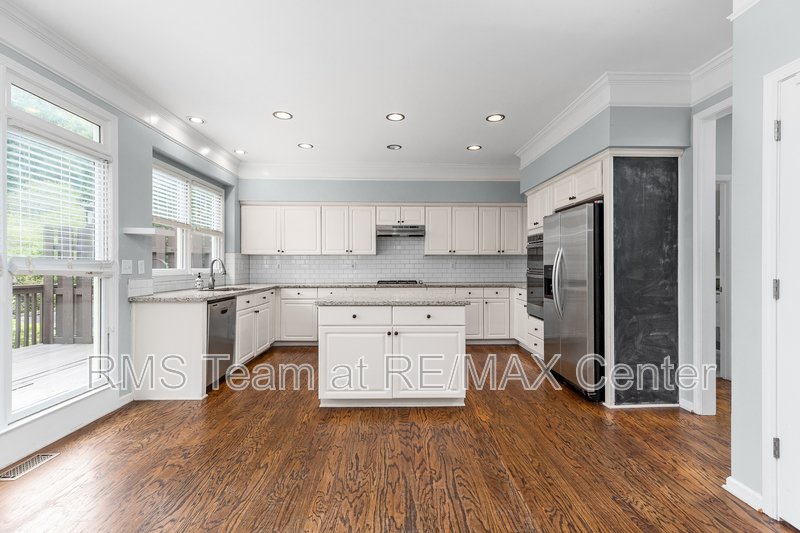 STUNNING 5 BR/3.5 BA Traditional in Dunwoody! property image