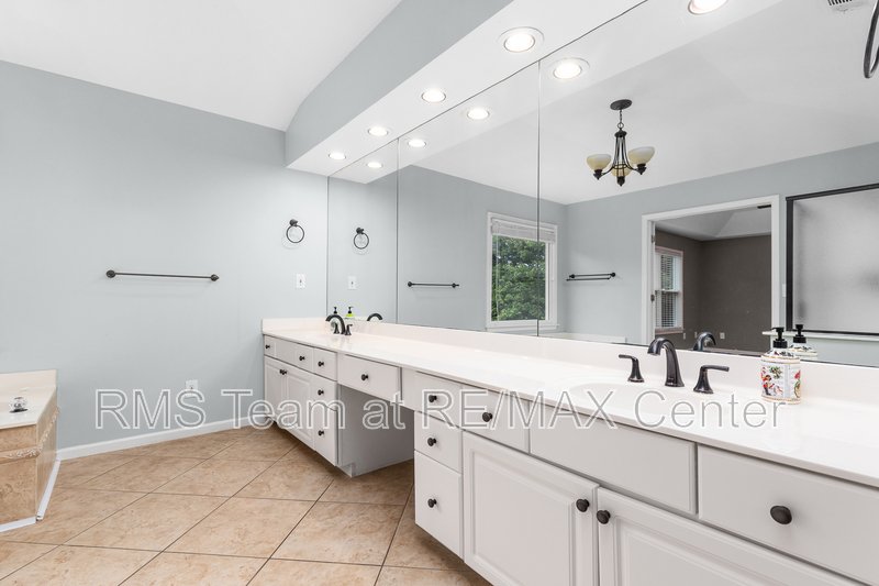 STUNNING 5 BR/3.5 BA Traditional in Dunwoody! property image