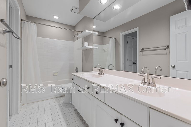STUNNING 5 BR/3.5 BA Traditional in Dunwoody! property image