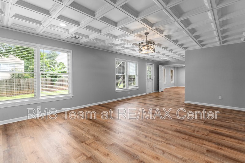 STUNNING 5 BR/3.5 BA Traditional in Dunwoody! property image