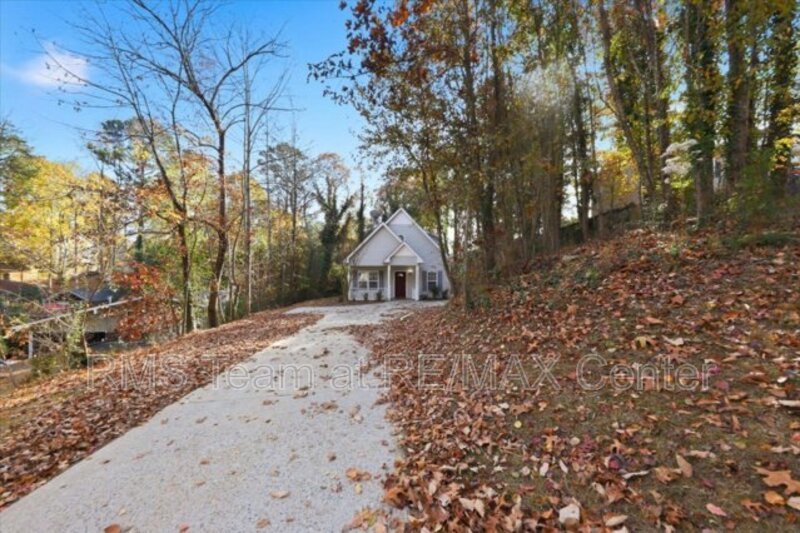 Beautiful 3BR/2BA Traditional Home in Cumming Lake Community! property image