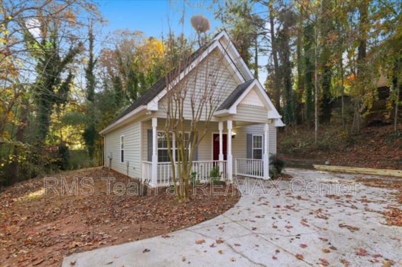 Beautiful 3BR/2BA Traditional Home in Cumming Lake Community! property image