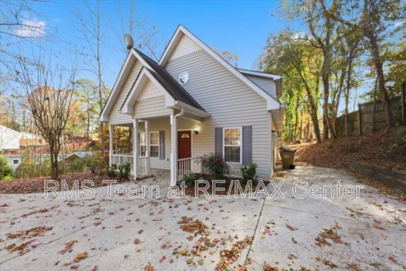 Beautiful 3BR/2BA Traditional Home in Cumming Lake Community! property image