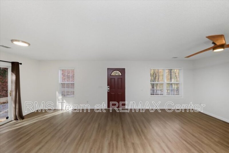 Beautiful 3BR/2BA Traditional Home in Cumming Lake Community! property image