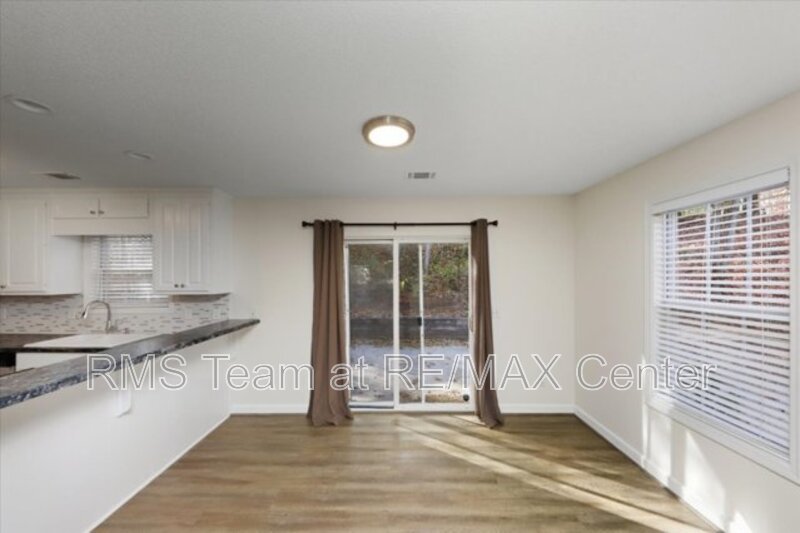 Beautiful 3BR/2BA Traditional Home in Cumming Lake Community! property image