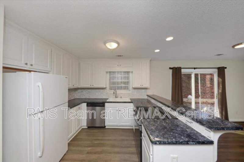 Beautiful 3BR/2BA Traditional Home in Cumming Lake Community! property image