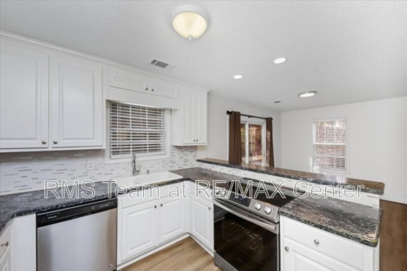 Beautiful 3BR/2BA Traditional Home in Cumming Lake Community! property image