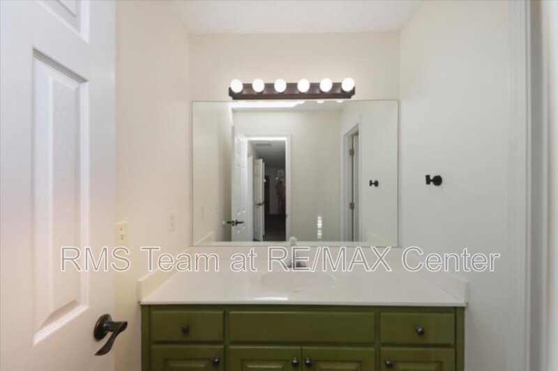 Beautiful 3BR/2BA Traditional Home in Cumming Lake Community! property image