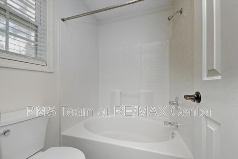 Beautiful 3BR/2BA Traditional Home in Cumming Lake Community! property image