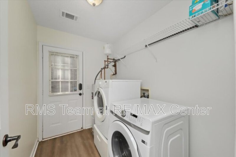 Beautiful 3BR/2BA Traditional Home in Cumming Lake Community! property image