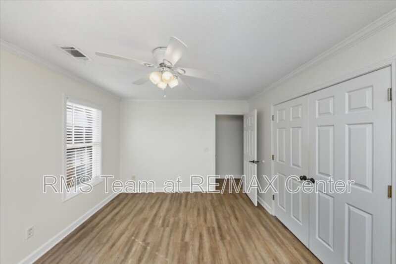 Beautiful 3BR/2BA Traditional Home in Cumming Lake Community! property image