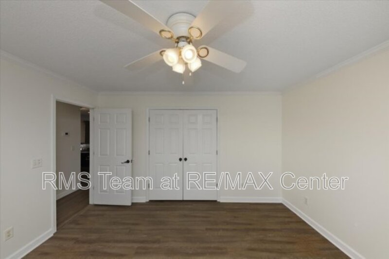 Beautiful 3BR/2BA Traditional Home in Cumming Lake Community! property image