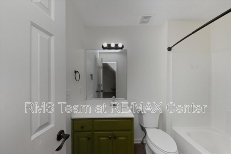 Beautiful 3BR/2BA Traditional Home in Cumming Lake Community! property image