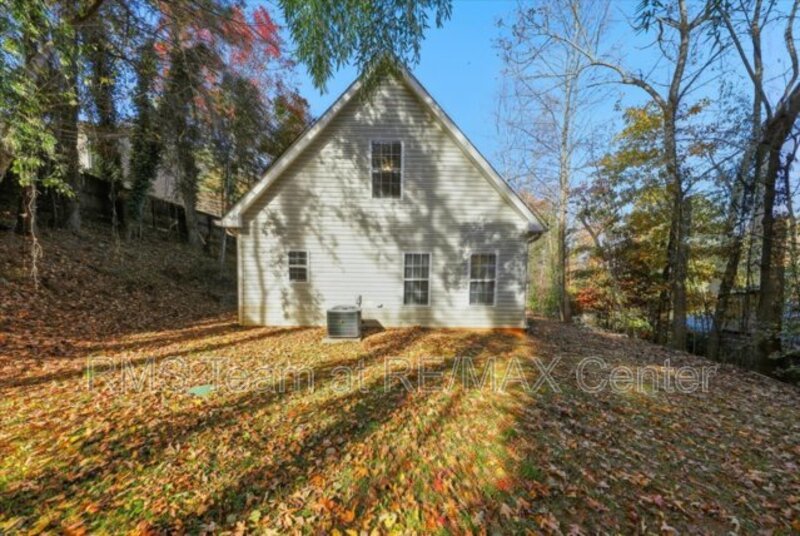 Beautiful 3BR/2BA Traditional Home in Cumming Lake Community! property image