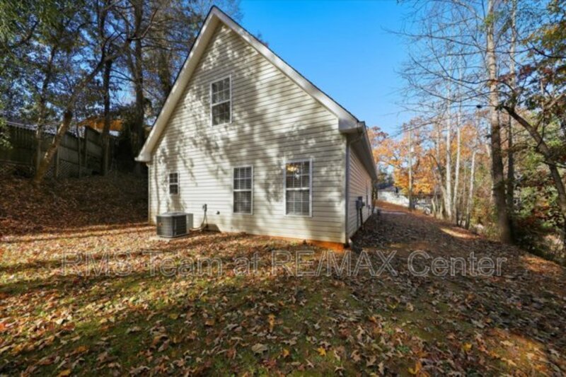 Beautiful 3BR/2BA Traditional Home in Cumming Lake Community! property image