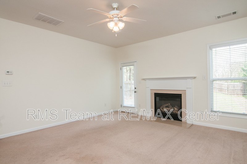 Great 3 Bedroom, 2 Bath Home with a Fenced-In Back Yard! property image