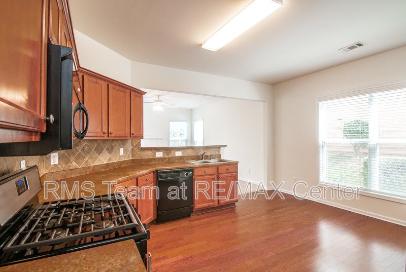 Great 3 Bedroom, 2 Bath Home with a Fenced-In Back Yard! property image