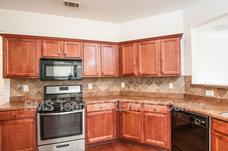 Great 3 Bedroom, 2 Bath Home with a Fenced-In Back Yard! property image