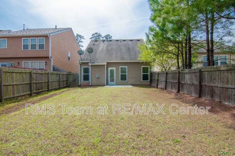 Great 3 Bedroom, 2 Bath Home with a Fenced-In Back Yard! property image