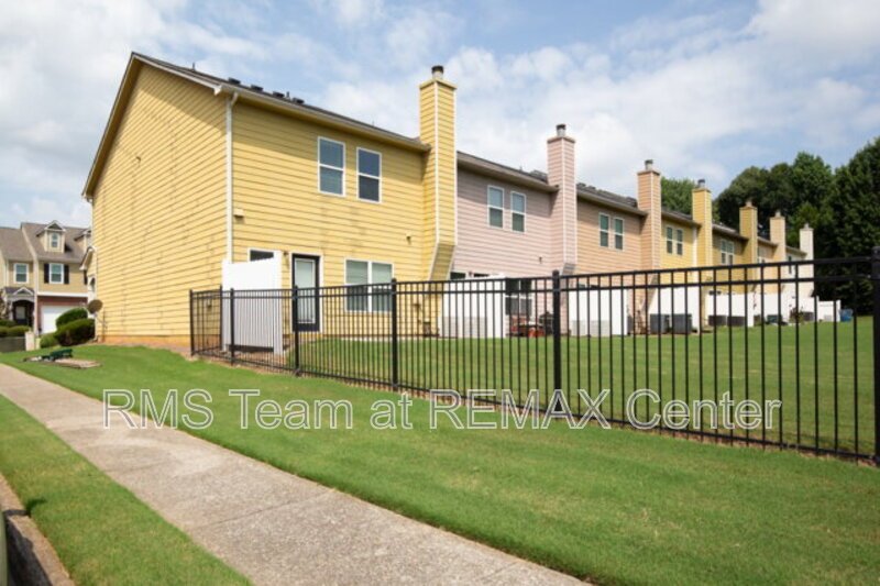 Beautifully maintained end-unit townhome property image