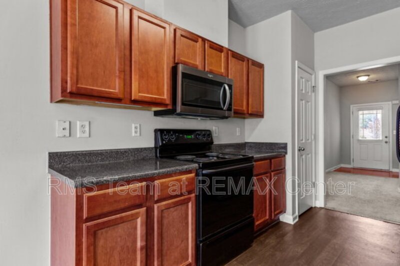 Beautifully maintained end-unit townhome property image