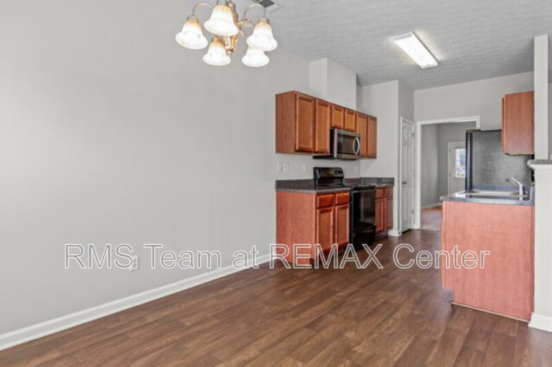 Beautifully maintained end-unit townhome property image