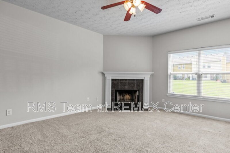 Beautifully maintained end-unit townhome property image