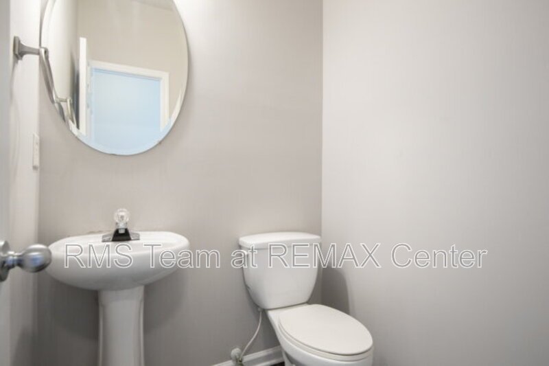 Beautifully maintained end-unit townhome property image