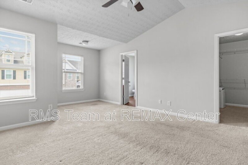Beautifully maintained end-unit townhome property image