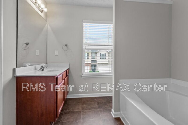 Beautifully maintained end-unit townhome property image