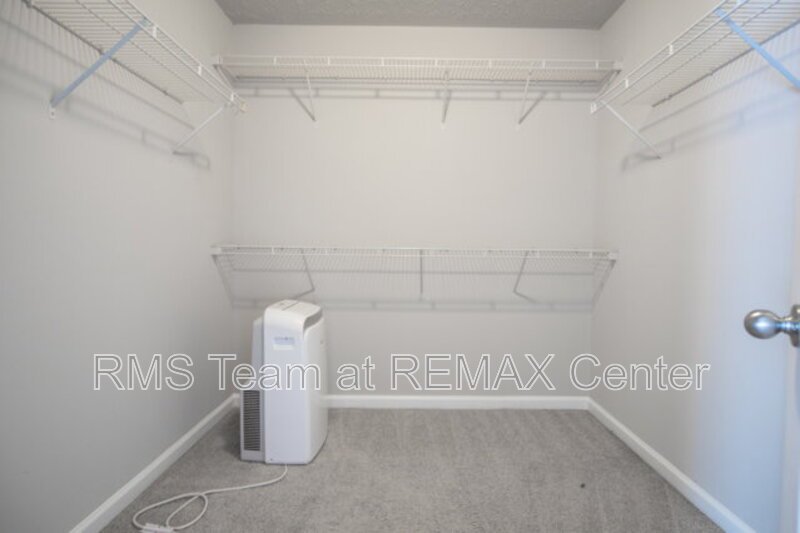 Beautifully maintained end-unit townhome property image