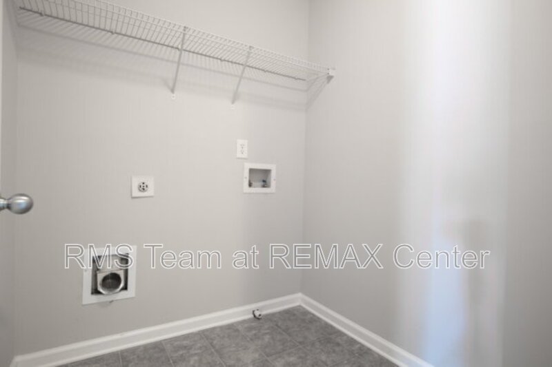 Beautifully maintained end-unit townhome property image