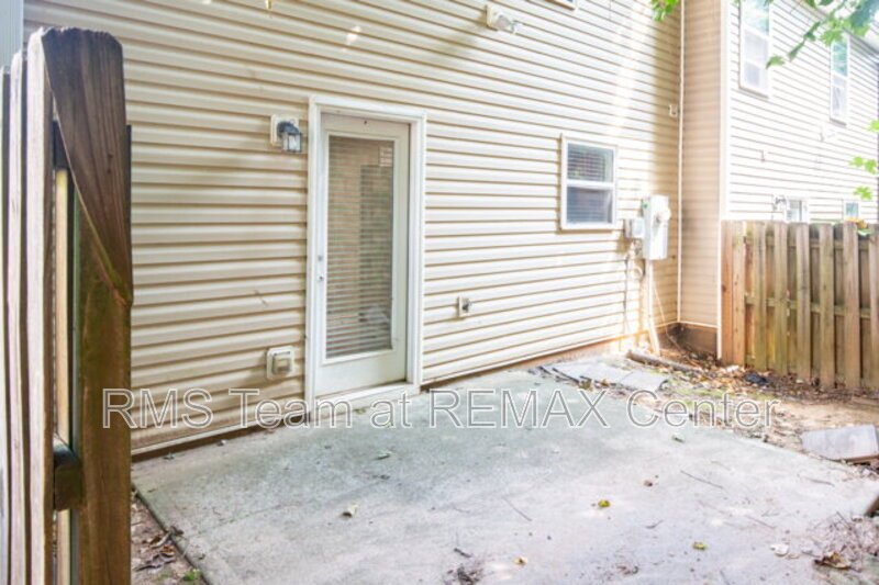Beautifully maintained end-unit townhome property image
