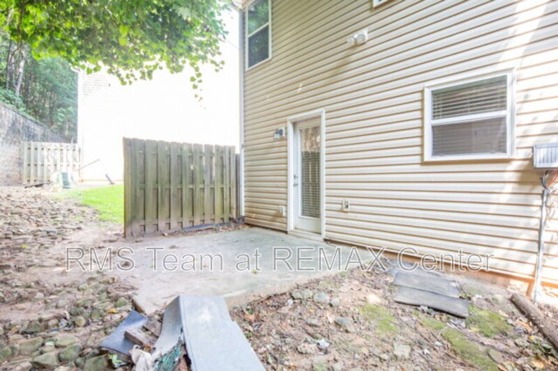 Beautifully maintained end-unit townhome property image