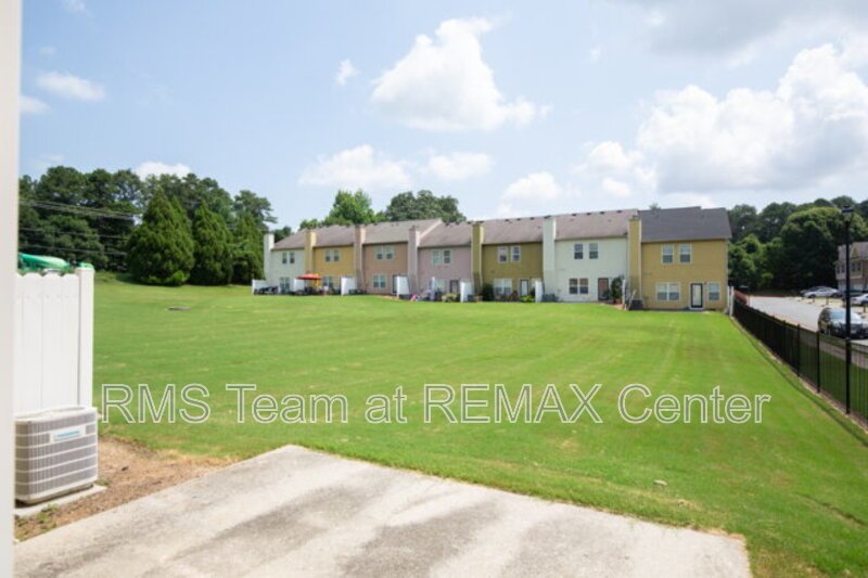Beautifully maintained end-unit townhome property image