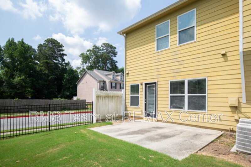 Beautifully maintained end-unit townhome property image