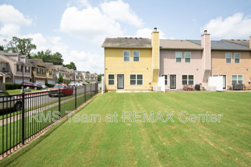 Beautifully maintained end-unit townhome property image