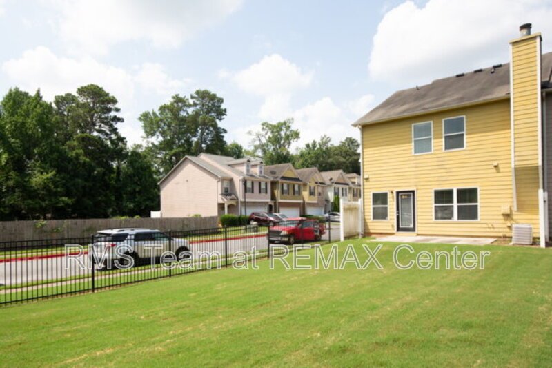Beautifully maintained end-unit townhome property image