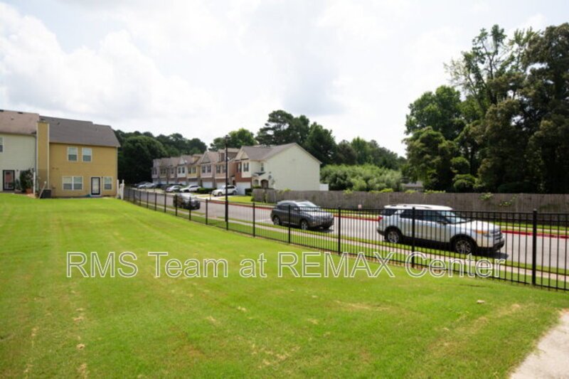 Beautifully maintained end-unit townhome property image