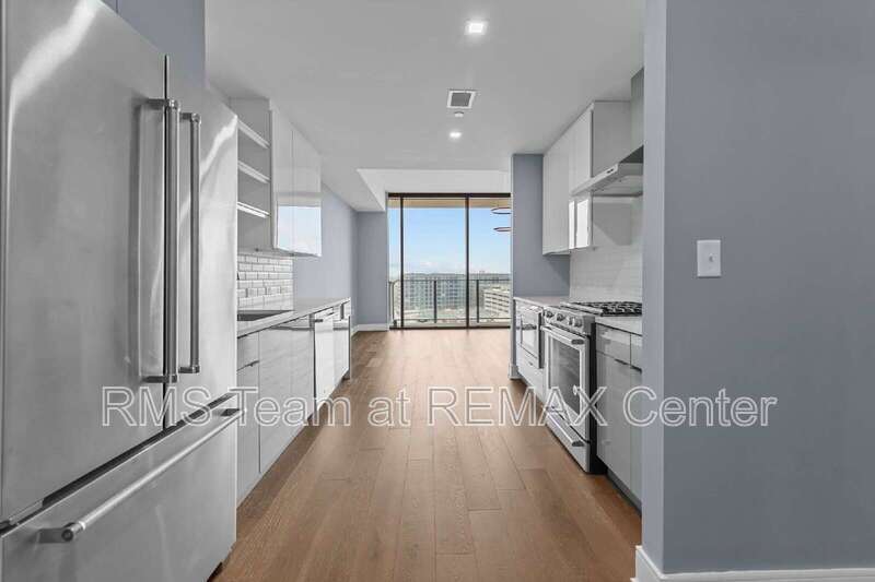 Upscale modern living in W. Midtown's sleekest & tallest High-Rise! property image