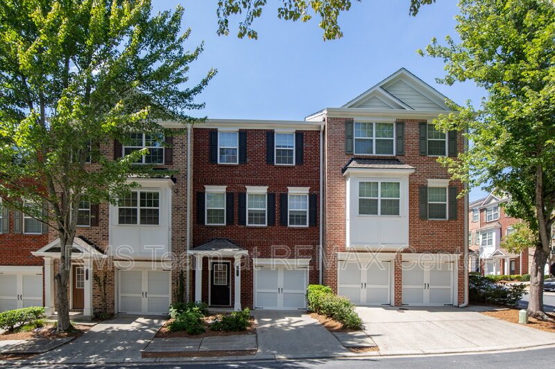 BEAUTIFUL & SPACIOUS TOWNHOME IN GATED COMMUNITY DULUTH property image
