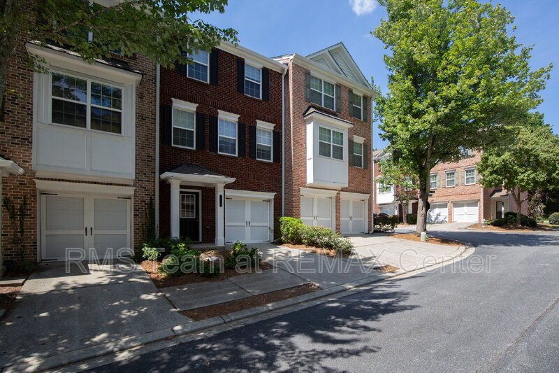 BEAUTIFUL & SPACIOUS TOWNHOME IN GATED COMMUNITY DULUTH property image