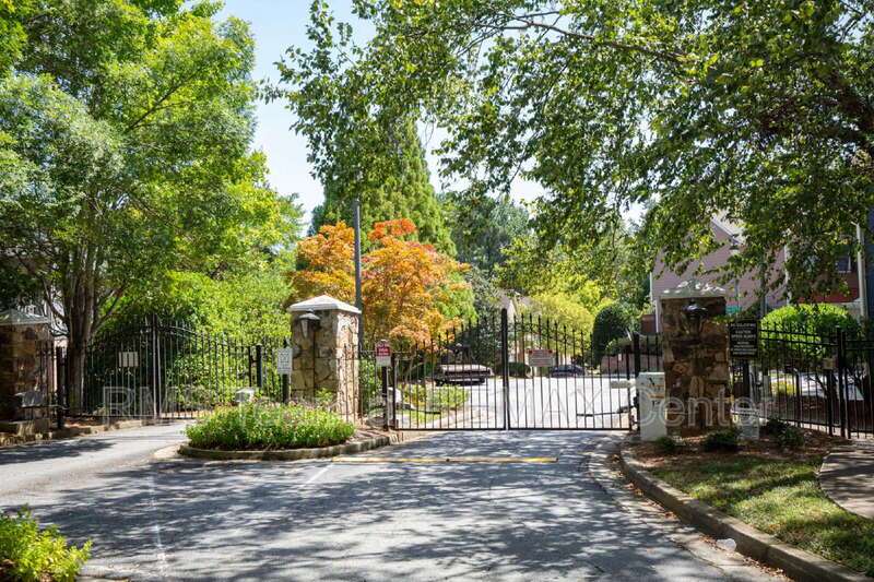 BEAUTIFUL & SPACIOUS TOWNHOME IN GATED COMMUNITY DULUTH property image